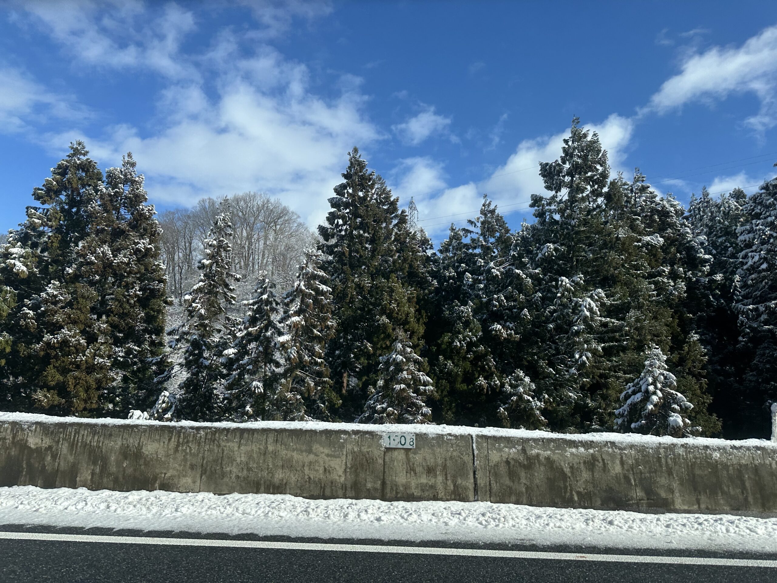 こんにちは☺︎
一昨日、福島に緊急チャーター便で行ってまいりました
寒波が来ていることは想定していたので思っていたよりは雪もなく向かったのですが翌朝あたりは雪が…
10cm程度の積雪で車の屋根もこんもりとなってしまいました
数時間の間に積もったんです
商品をお預かりした時もお話はさせてもらいましたが何事もなく無事にお届けできて良かったです
またのご利用お願い致します
#冬の山
#冬景色
#越後磐越
#赤帽
#赤帽木伝屋サービス
#赤帽石川県
#赤帽石川
#赤帽金沢
#木伝屋サービス
#引越し
#金沢引越し安い
#単身引越し
#施設引越し
#格安引越し
#即日引越し
#当日引越し
#引越し相談可能
#引越し見積り無料
#長距離引越し
#高齢者引越し
#不用品回収引越し
#荷物預かり引越し
#引越し金沢
#引越し3月も安い
#引越し繁忙期価格ないです
#引越し赤帽
#全国配送
#貸切輸送
#緊急輸送